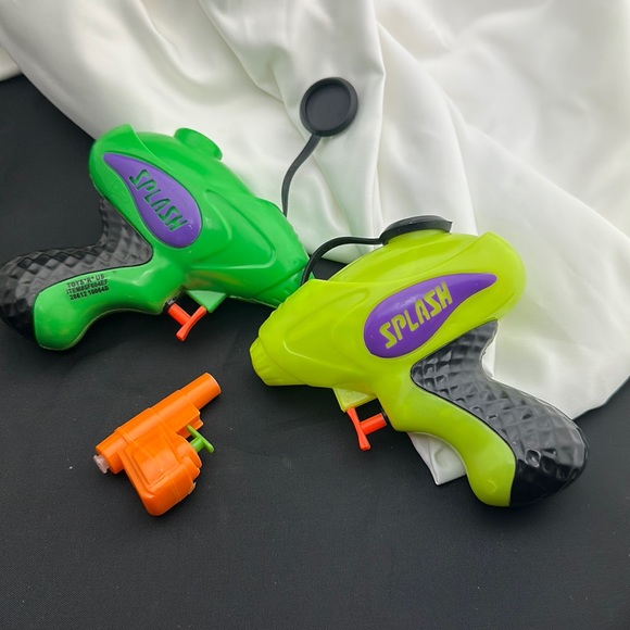 Set of 3 toy plastic waterguns - Picture 1 of 1